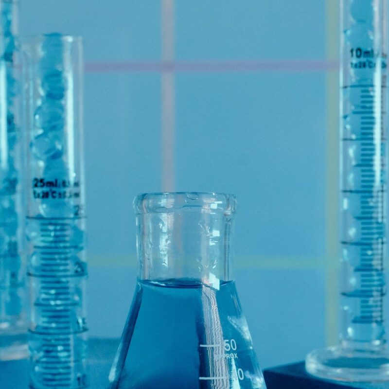 Vetreria da laboratorio usata come immagine illustrativa per il tema dei test sugli integratori