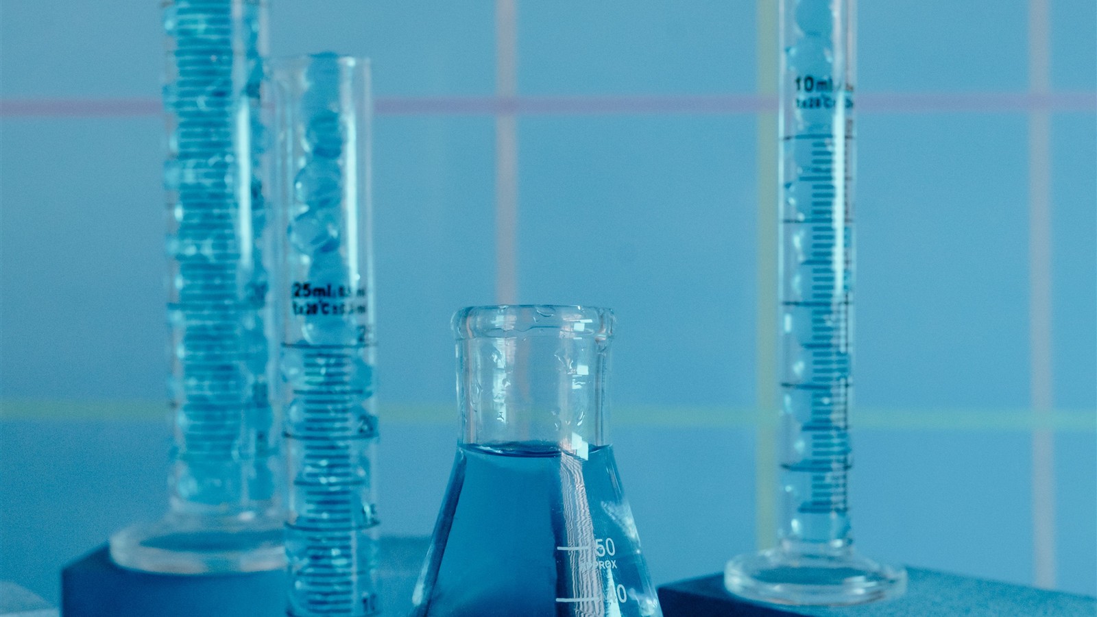 Vetreria da laboratorio usata come immagine illustrativa per il tema dei test sugli integratori