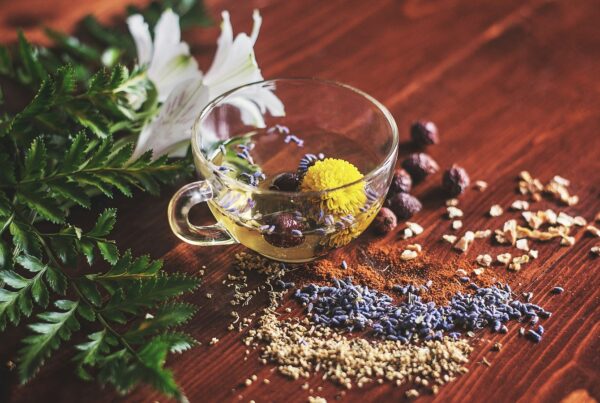 Erbe e fiori essiccati su un tavolo, esempio di ingredienti di origine naturale