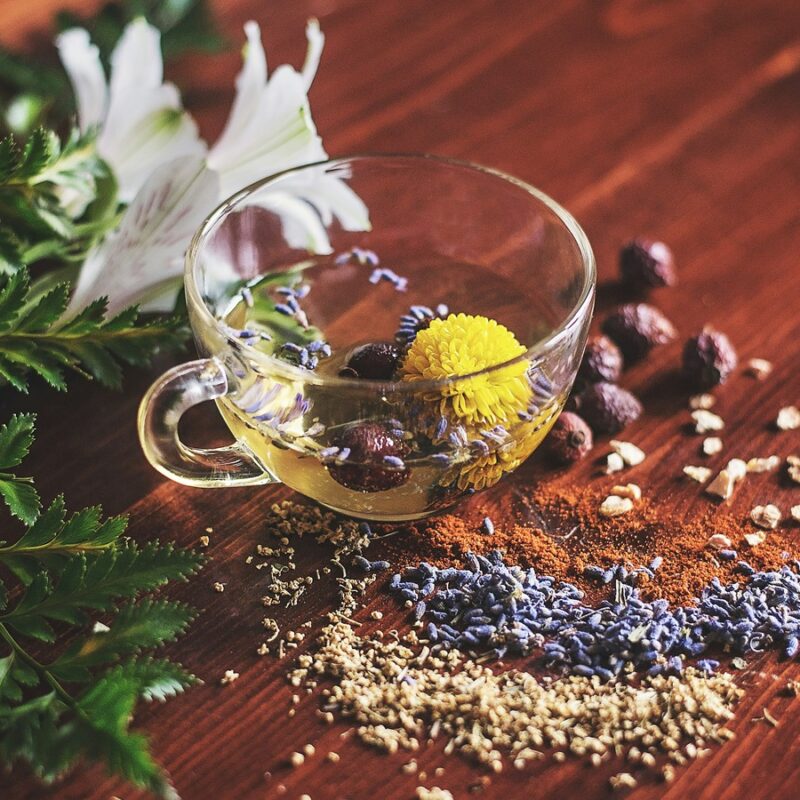 Erbe e fiori essiccati su un tavolo, esempio di ingredienti di origine naturale