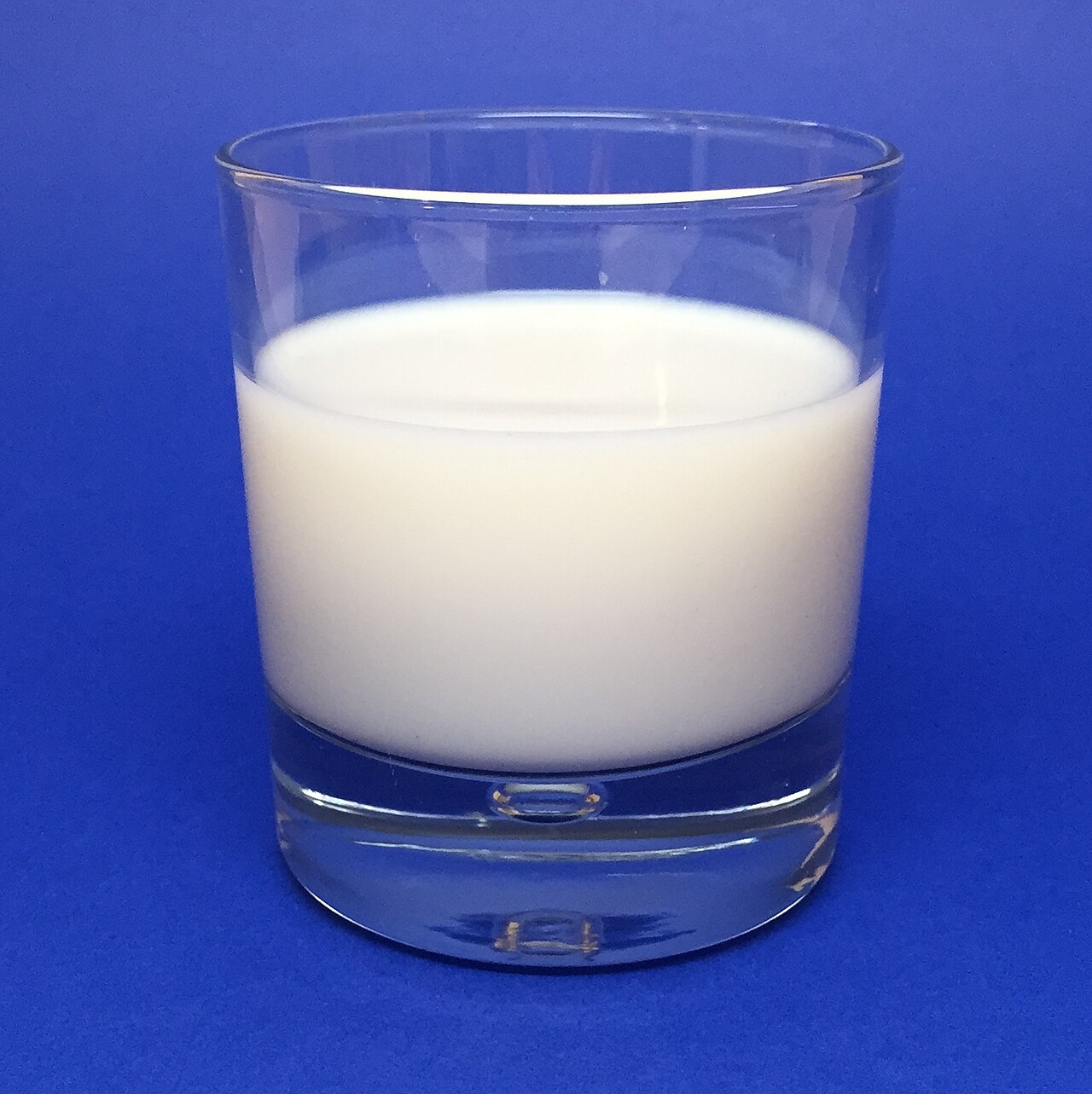 Un bicchiere di latte, la materia prima da cui si ottengono caseine e proteine del siero