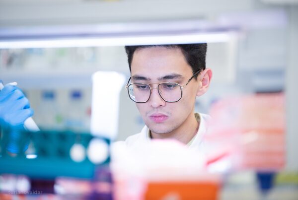 Micropipetta in uso in un laboratorio di ricerca biologica