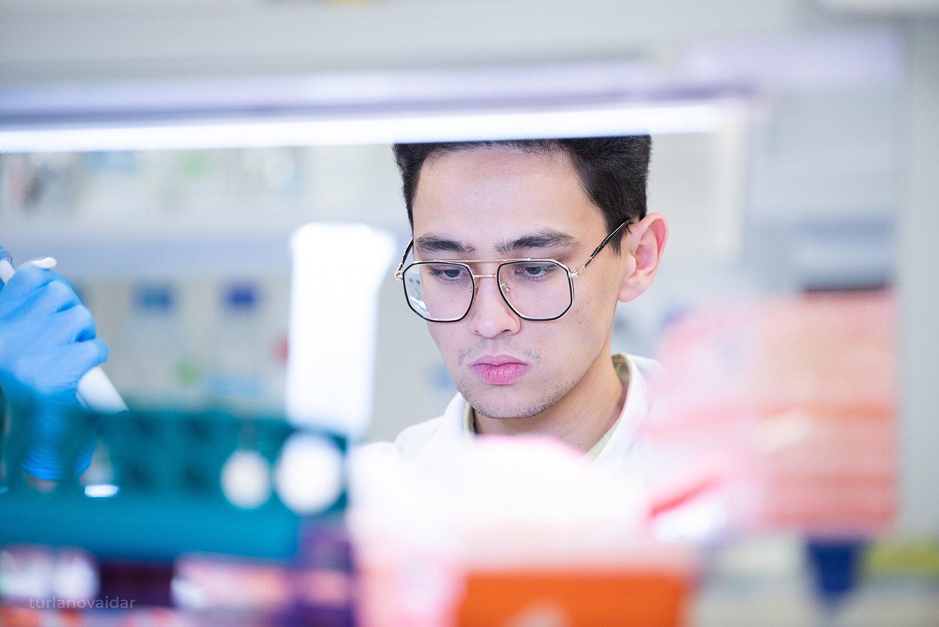 Micropipetta in uso in un laboratorio di ricerca biologica
