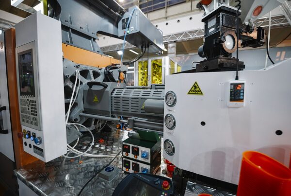 Attrezzatura industriale predisposta durante l'allestimento e il cambio di lavorazione