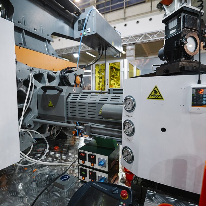 Attrezzatura industriale predisposta durante l'allestimento e il cambio di lavorazione