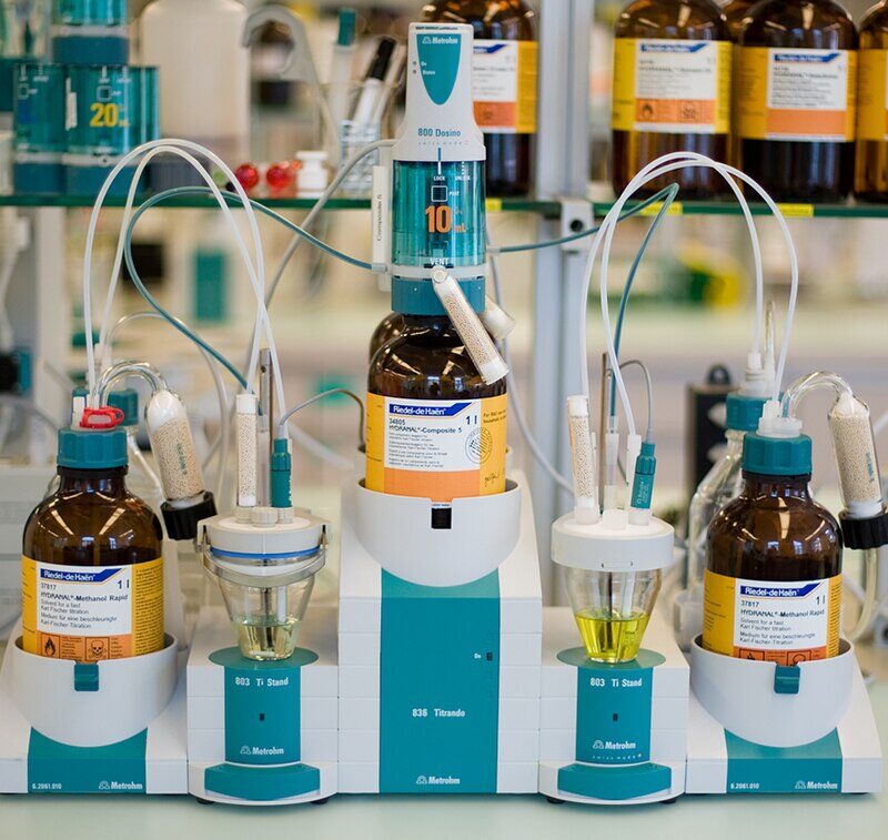 Apparecchiatura Karl Fischer per la misura del contenuto d'acqua in laboratorio