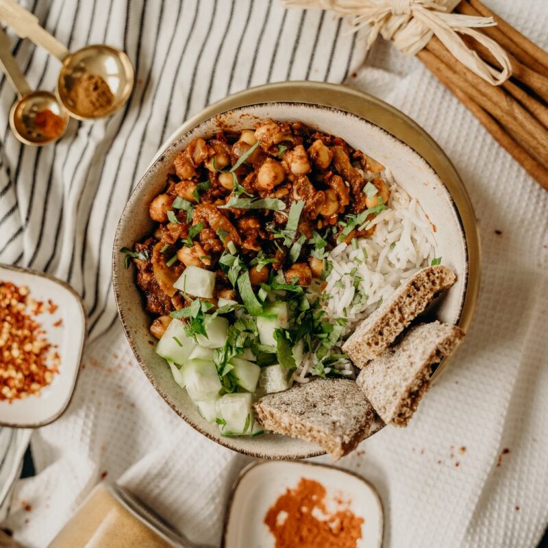 Piatto vegano con ceci, riso, cetrioli ed erbe aromatiche, fotografato dall'alto