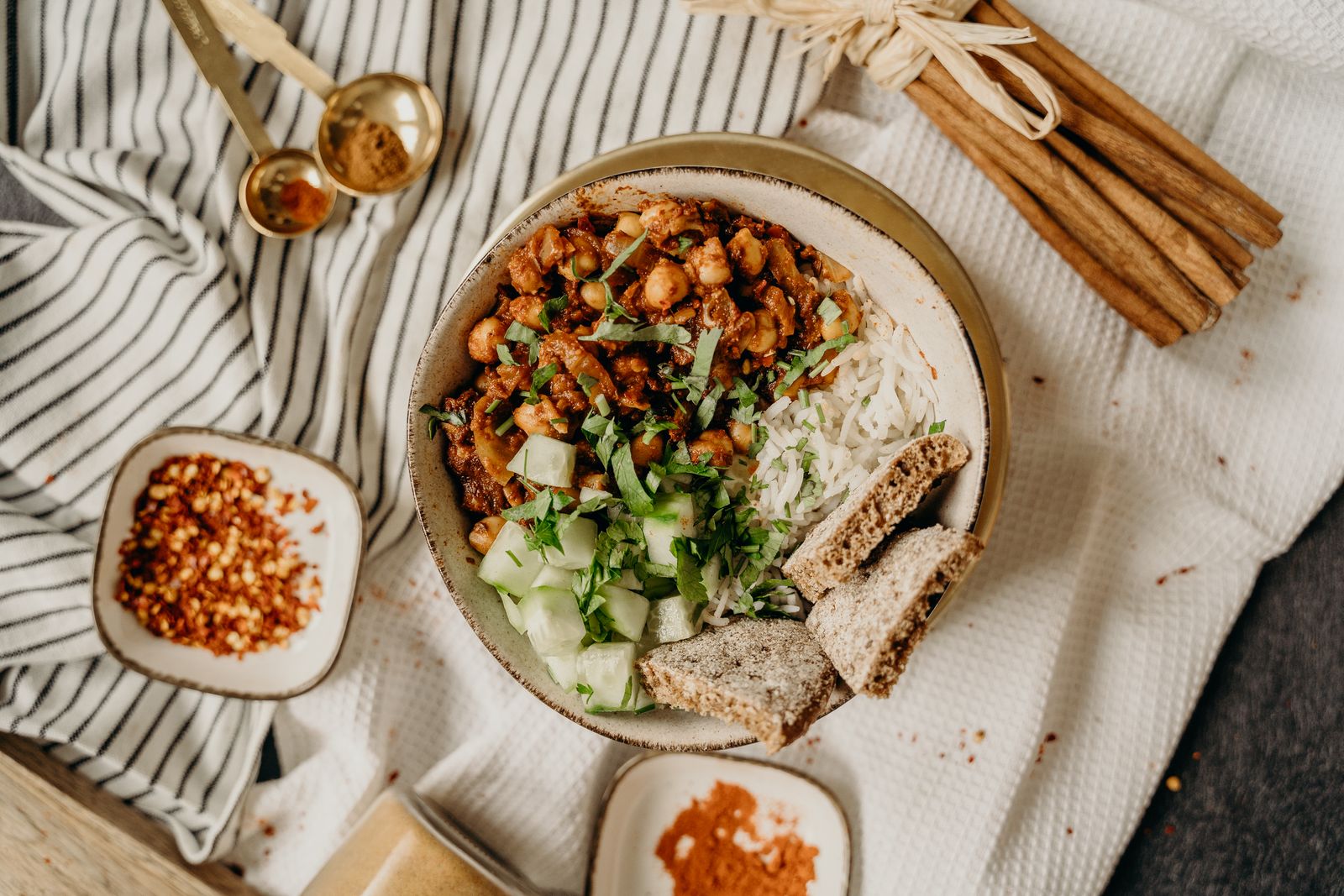Piatto vegano con ceci, riso, cetrioli ed erbe aromatiche, fotografato dall'alto