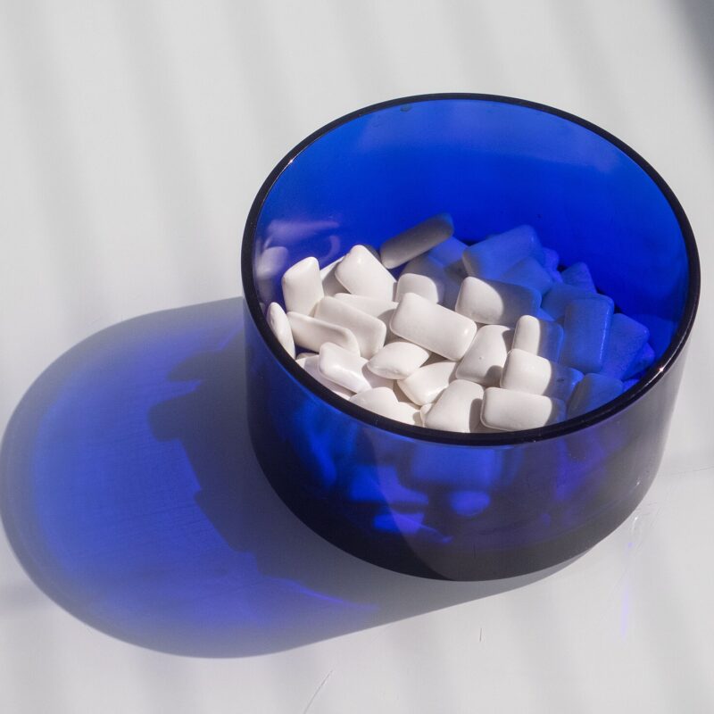 Gomma da masticare senza zucchero in una ciotola blu