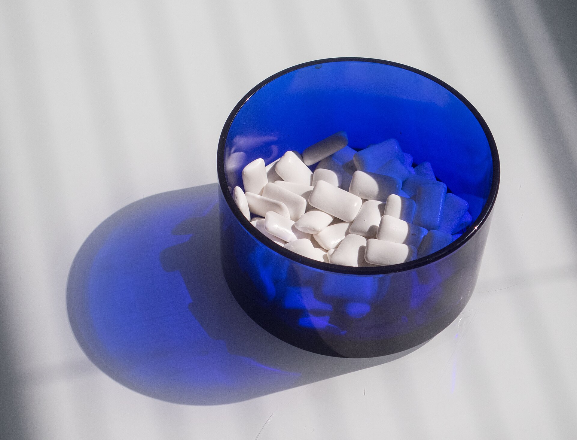 Gomma da masticare senza zucchero in una ciotola blu